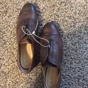 Leather flat shoes